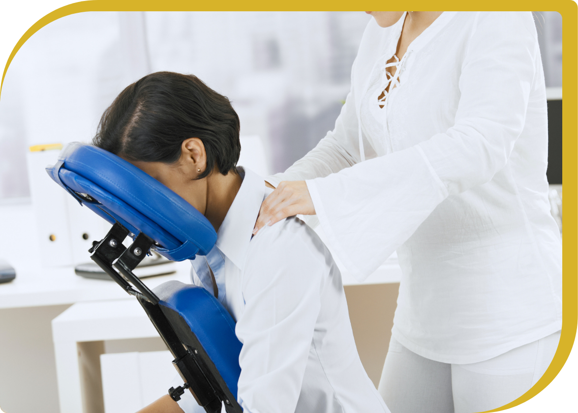 Femme en train de se faire masser, massage assis dans les entreprises, siège ergonomique