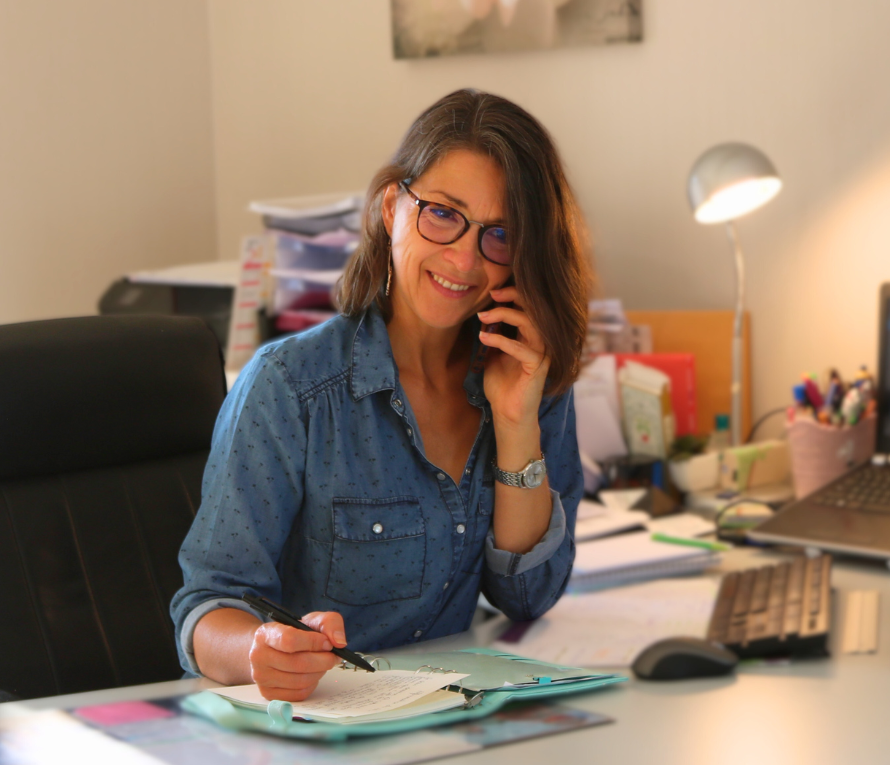Karen Lamberet, femme naturopathe au téléphone, contact