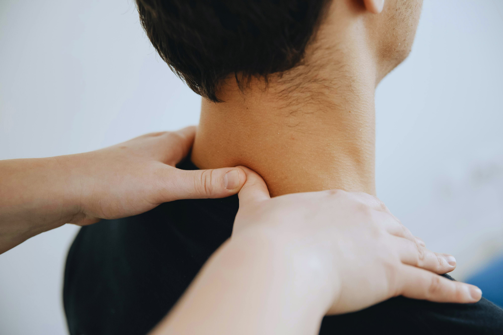 Homme en train de se faire masser la nuque, massage assis dans les entreprises Bourg-en-Bresse, Marsonnas