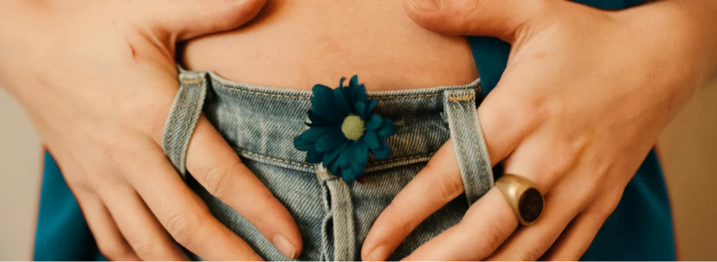 Ventre femme fleur bleue, soulager le SPM